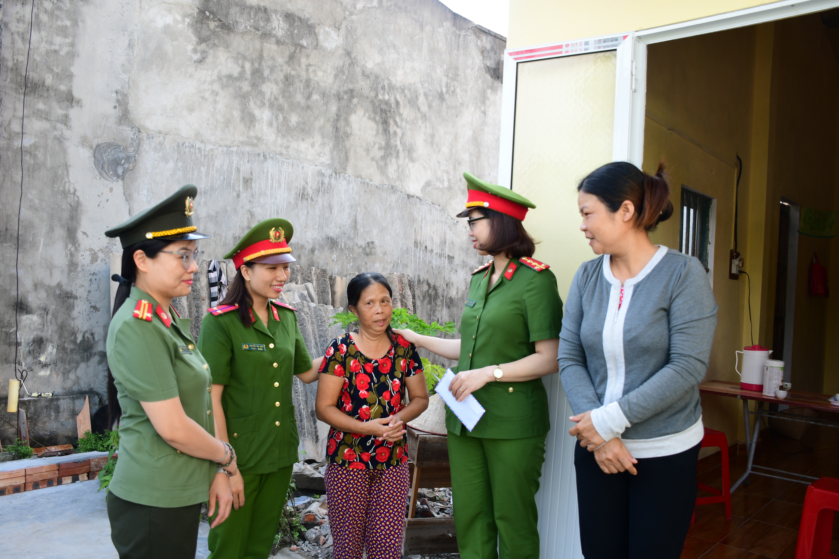 Hội phụ nữ cơ sở Phòng Cảnh sát Cơ động  tặng quà cho người khuyết tật có hoàn cảnh khó khăn